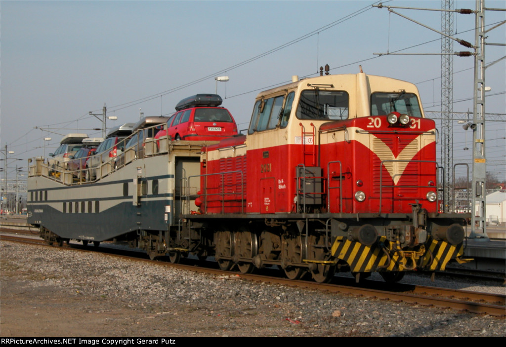 VR Dv16 #2031 shoving auto carrier on Track #1